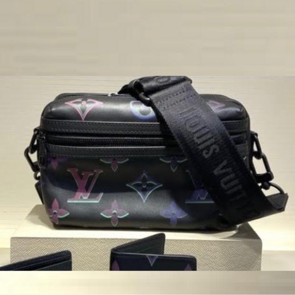 Louis Vuitton - Comet Messenger PM - M22495 - Picture 3 of 5